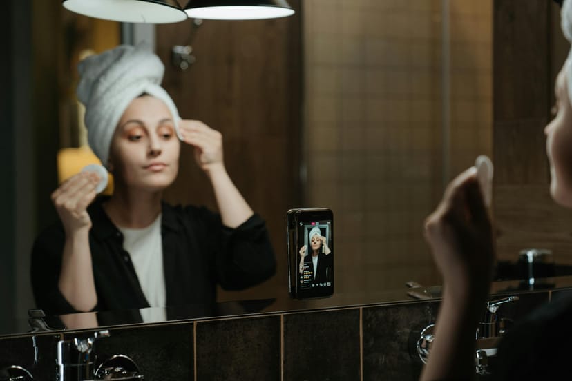 Kobieta robiąca makeup i nagrywająca się